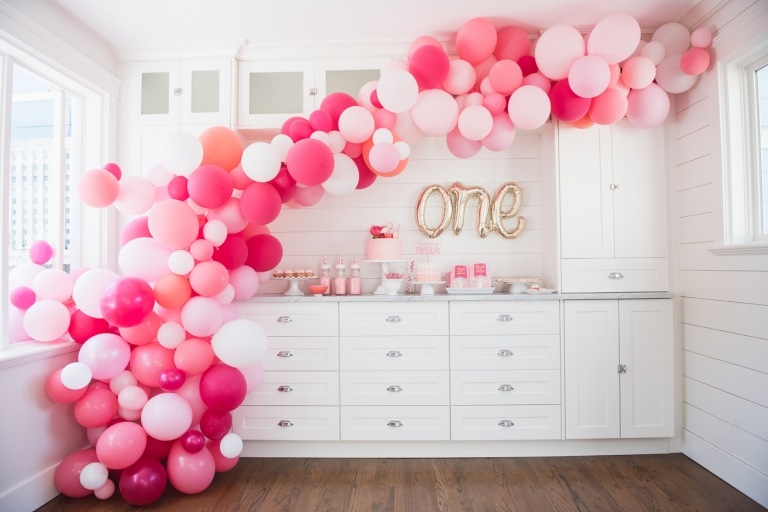 Ballonbogen und Ballongirlande rosa erster geburtstag selber machen