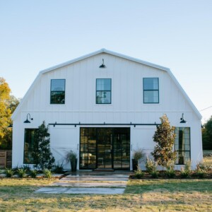 Barndominium modern umgebaute Scheune weiße Fassade Vorgartengestaltung mit Gräsern