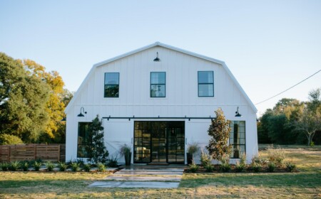 Barndominium modern umgebaute Scheune weiße Fassade Vorgartengestaltung mit Gräsern