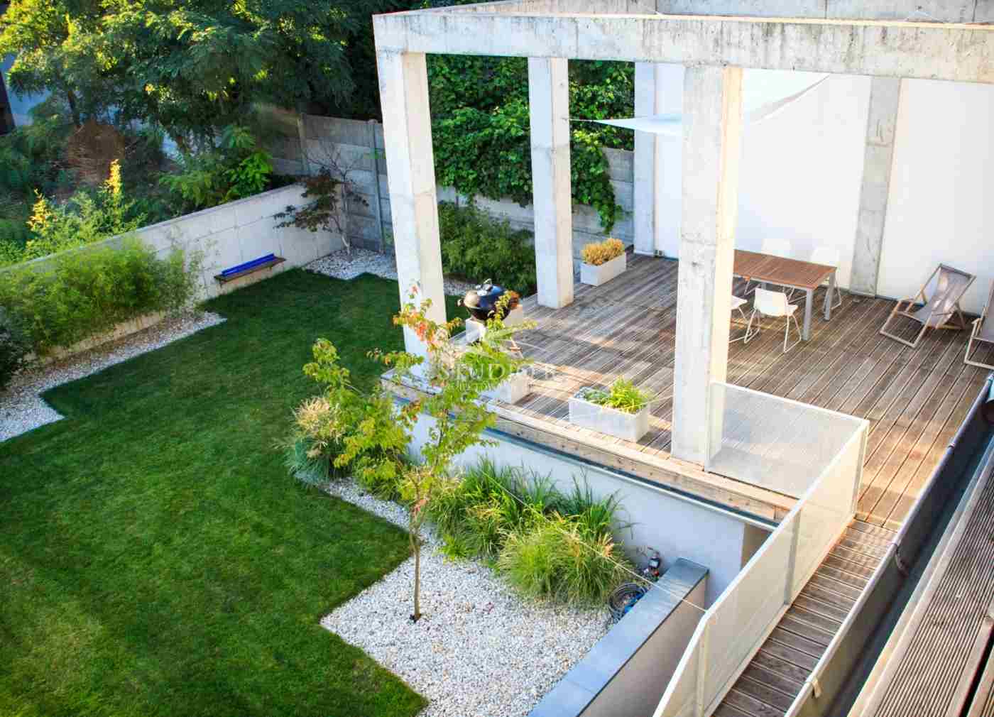 Beton Pergola auf einer Terrasse als moderner Akzent und Kontrast zu Holz