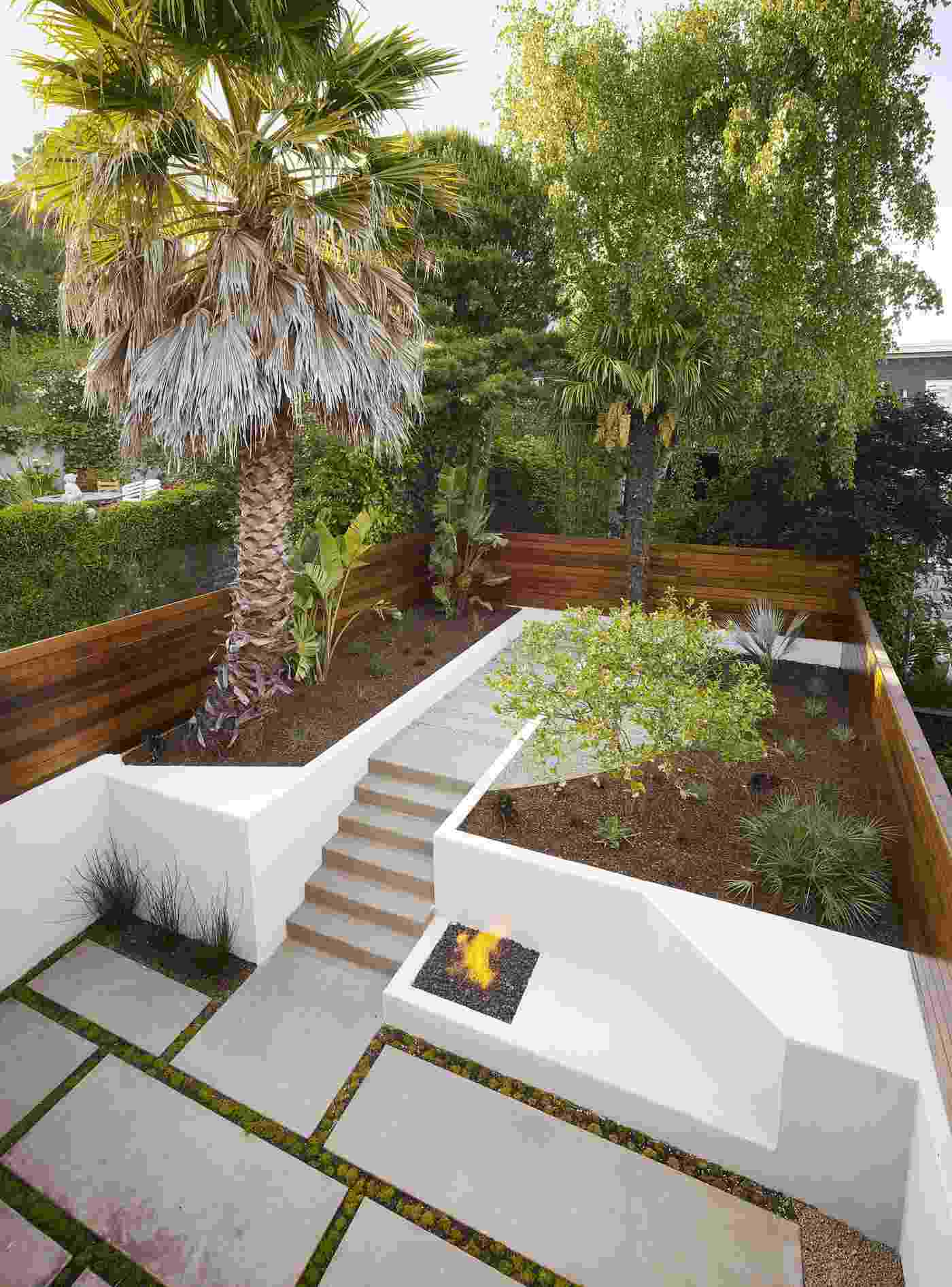 Beton im Garten für Stützwände in Weiß, Treppe und Terrasse aus Betonplatten