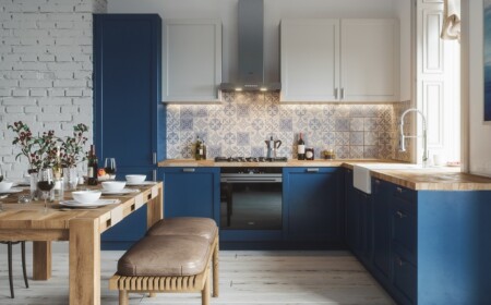Blaue Küche in L-Form im skandinavischen Stil mit Patchwor Fliesen als Rückwand