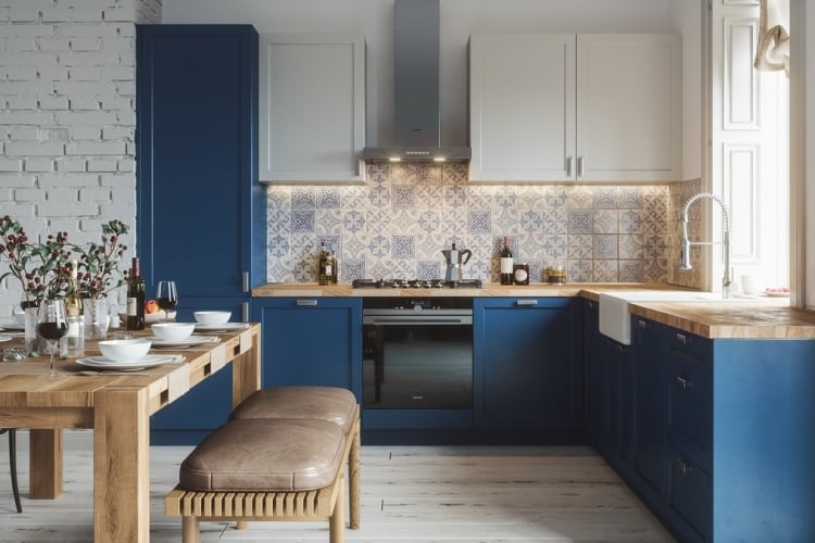 Blaue Küche in L-Form im skandinavischen Stil mit Patchwor Fliesen als Rückwand