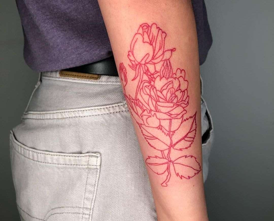 Blumen auf dem Unterarm komplett in roter Farbe