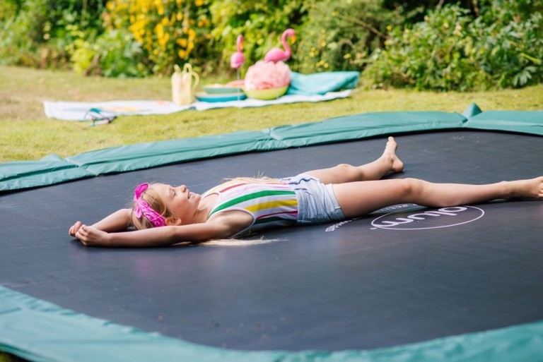 Bodentrampolin im Garten Spielmöglichkeiten Kinder Ideen Tipps