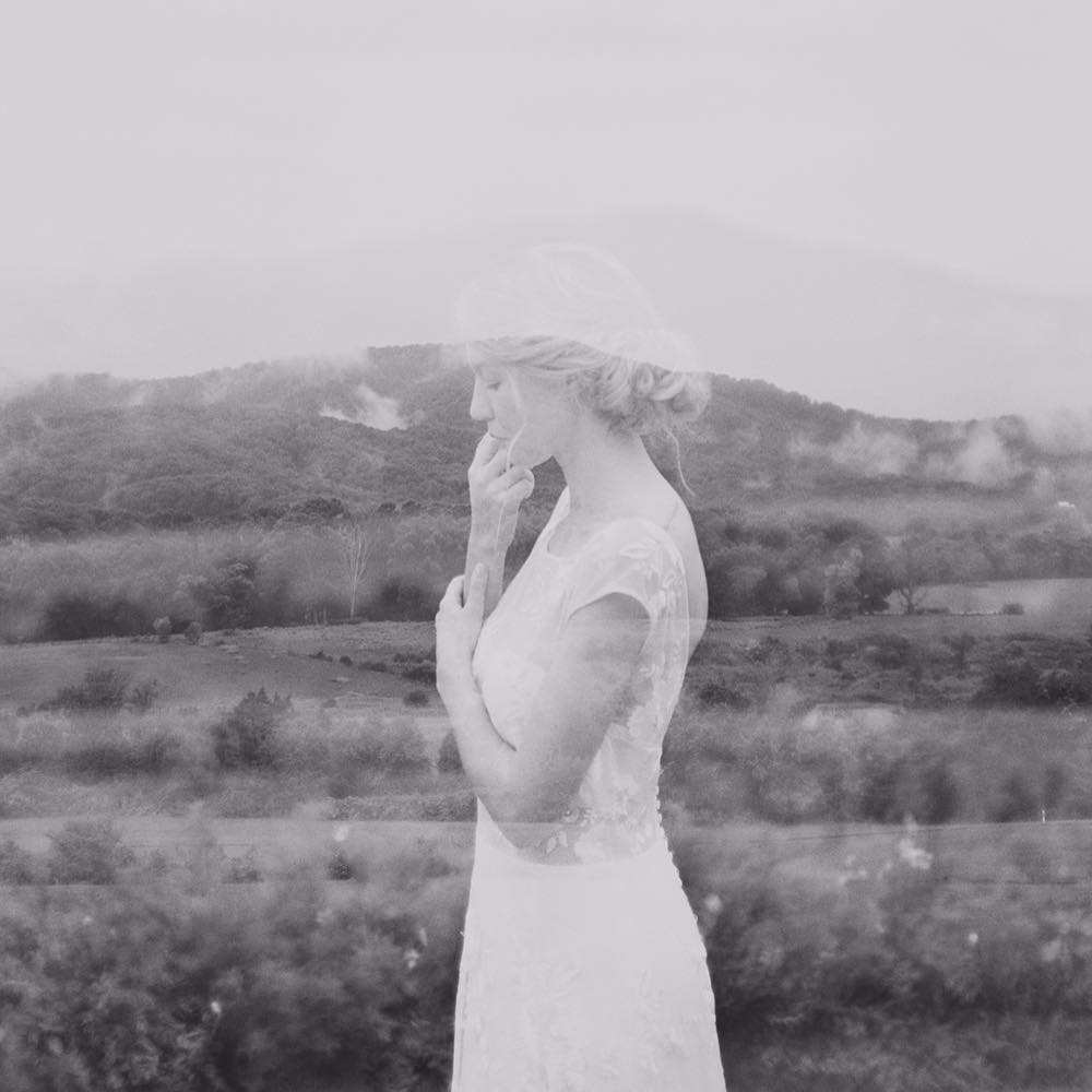 Braut in Schwarz-Weiß Landschaft im Hintergrund