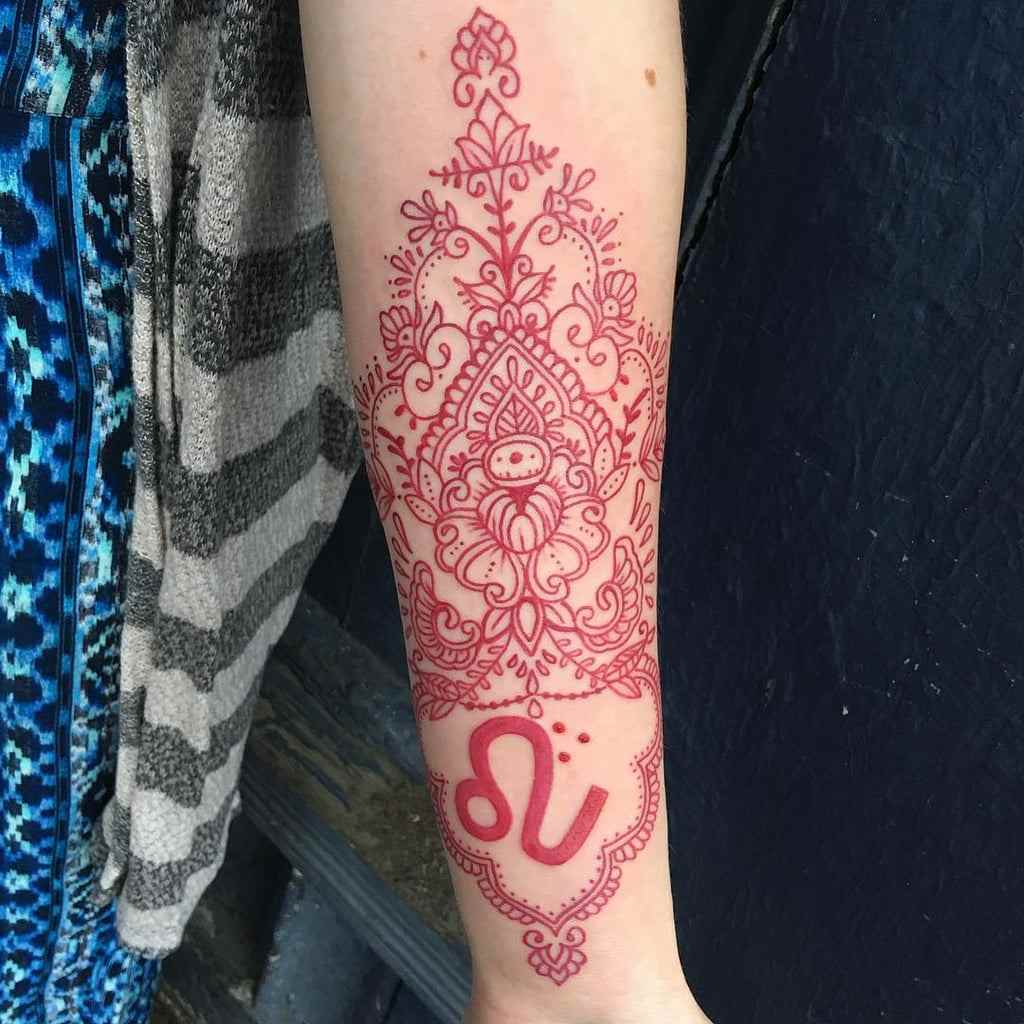 Buddhistische Designs sind für rote Tattoos sehr beliebt
