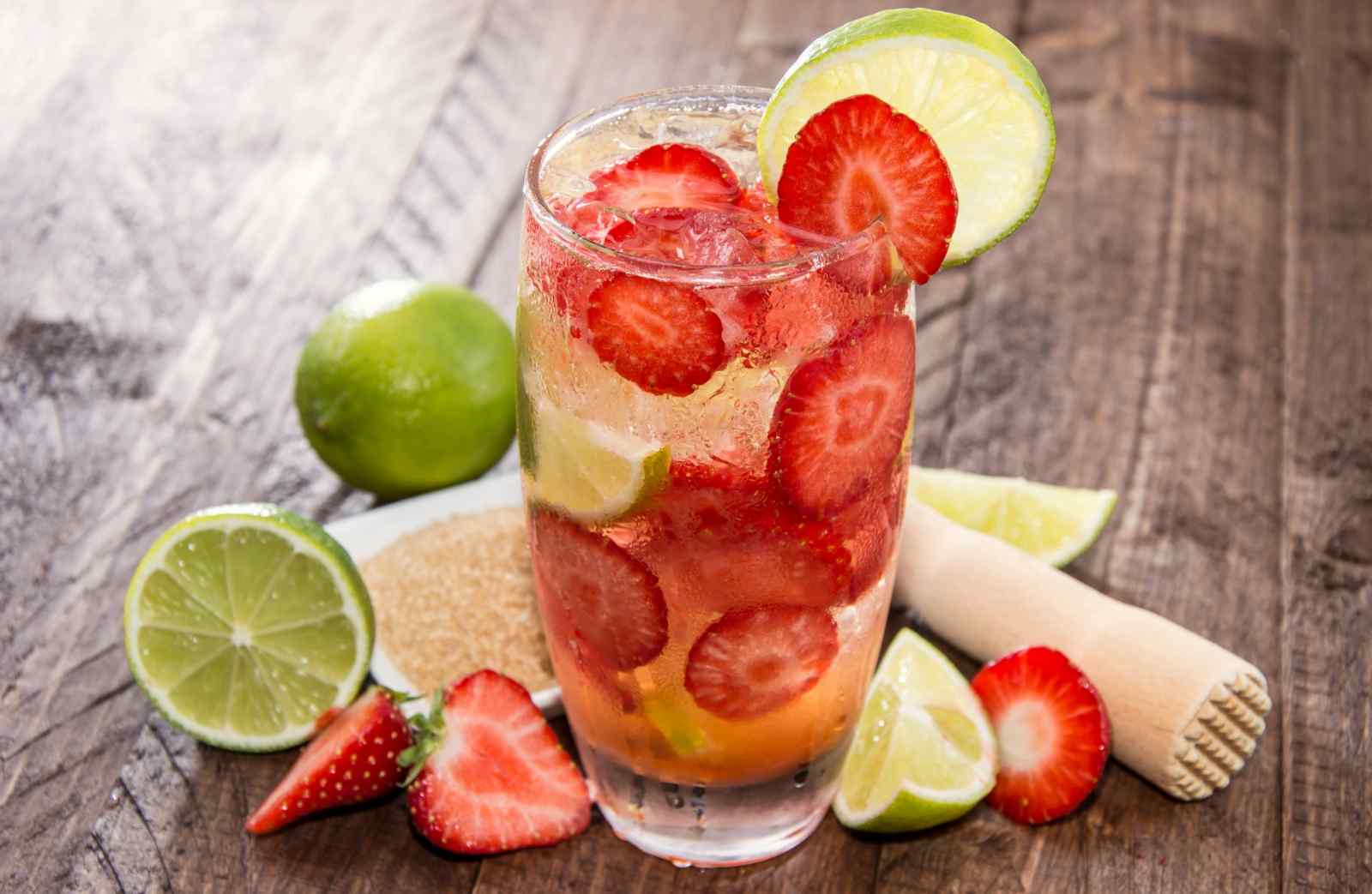 Caipirinha Rezept Erdbeeren Limette Rohrzucker Sommer Cocktails selber machen