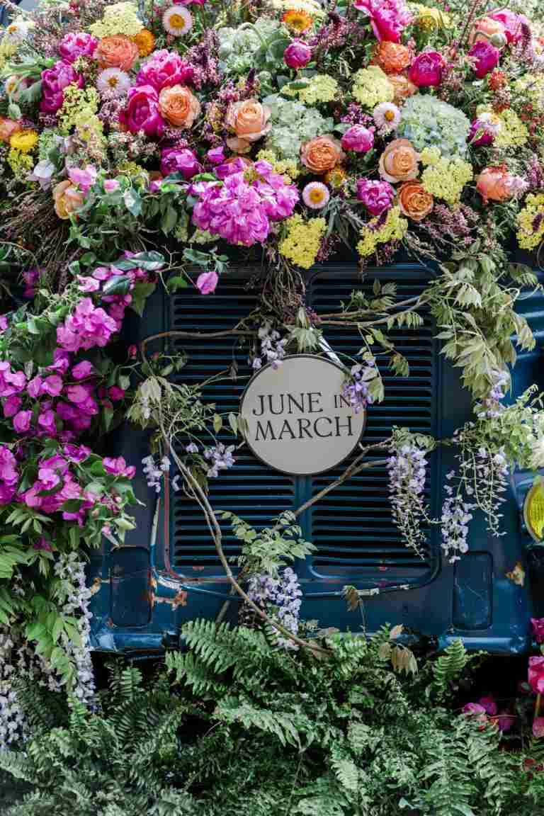 Chelsea Flower Show 2019 mit Thema 'Juni im März' - Hübsche Blumendeko für einen Traktor