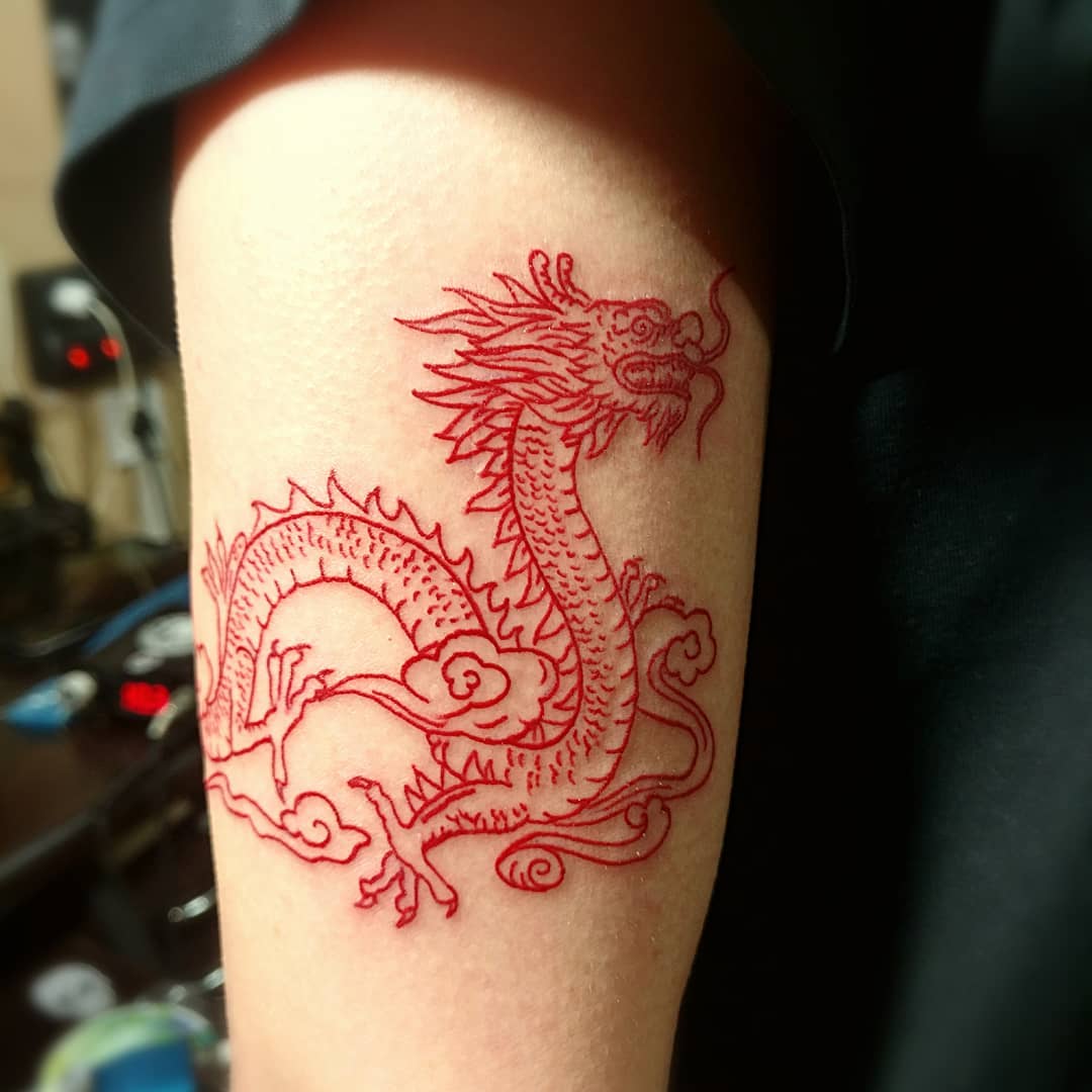 Chinesischer Drache als Motividee für ein Tattoo in Rot
