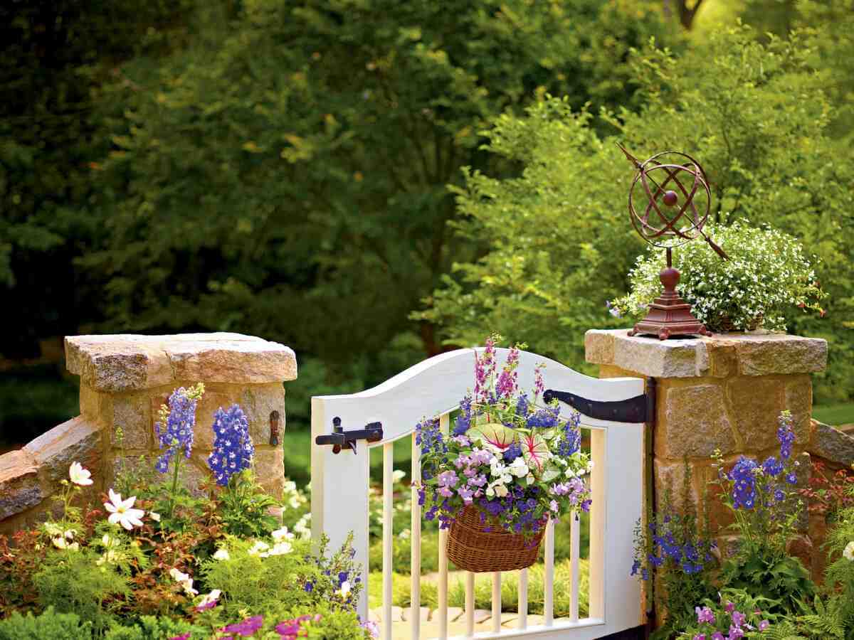 Cottage Garten anlegen mit natürlichen Materialien wie Stein und Holz