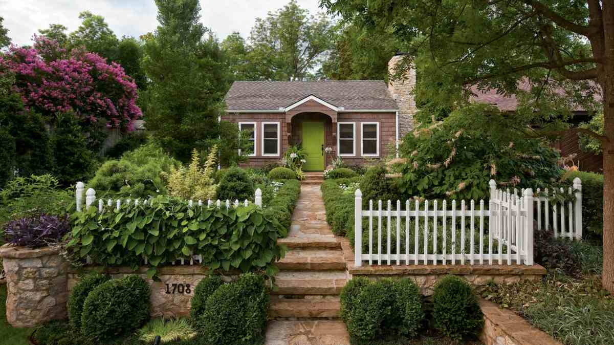 Cottage Garten anlegen und mit einem Holzzaun umzäunen