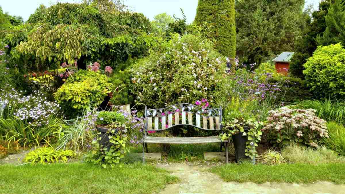 Cottage Garten anlegen und mit verschiedenen Sitzbereichen versehen