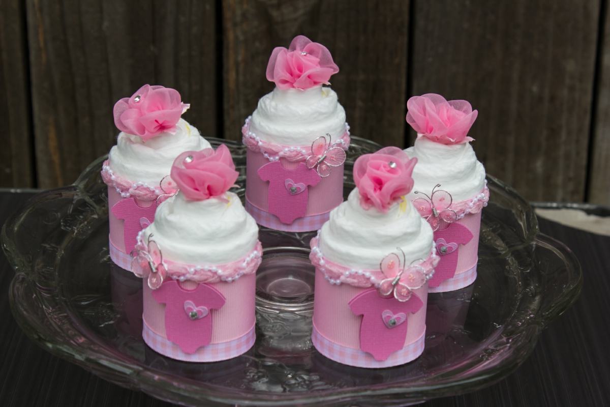 Cupcakes als DIY Windelgeschenk für Mädchen in Rosa