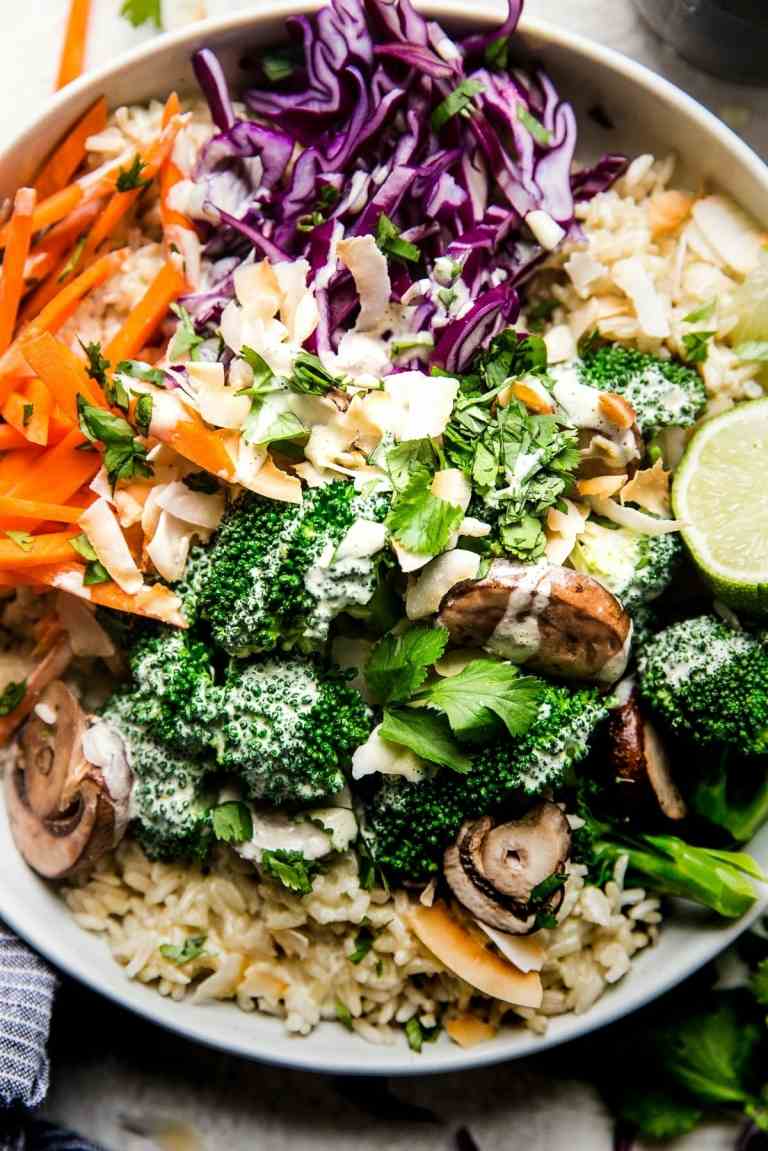 Curry-Bowl mit braunem Reis, Broccoli und Champignons