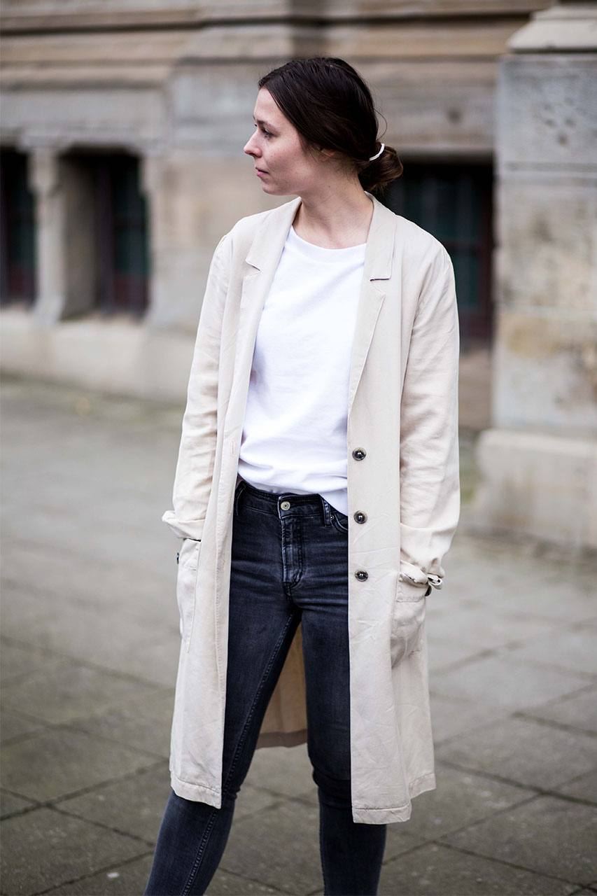 Der Trenchcoat als Regenbekleidung für Damen wirkt zu einer Jeans sehr sportlich-elegant