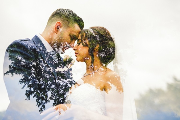 Die Natur lässt sich perfekt als Element für originelle Hochzeitsfotos mit Doppelbelichtung nutzen
