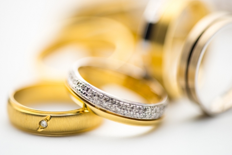 Eheringe in Gold mit Steinen unterschiedliche Designs für Braut und Bräutigam