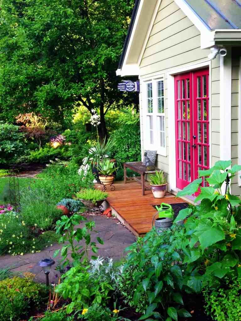 Ein Gartenhaus darf im englischen Cottage Garten nicht fehlen