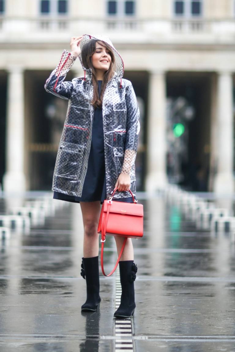 Ein durchsichtiger Regenmantel bietet einen Blick auf das Damen Outfit darunter