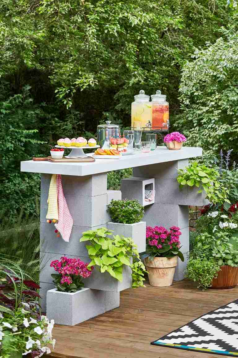 Eine Bar oder Theke für den Garten selber bauen mit Pflanzsteinen aus Beton