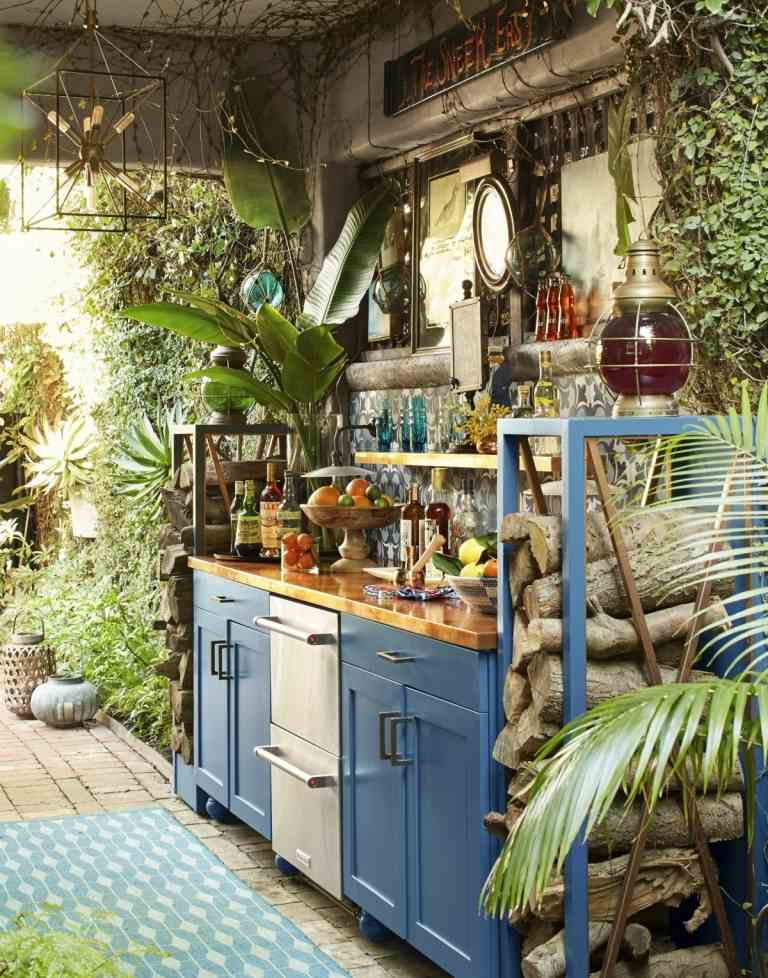 Eine Gartenküche ist perfekt für ungenutzte Bereiche im Garten