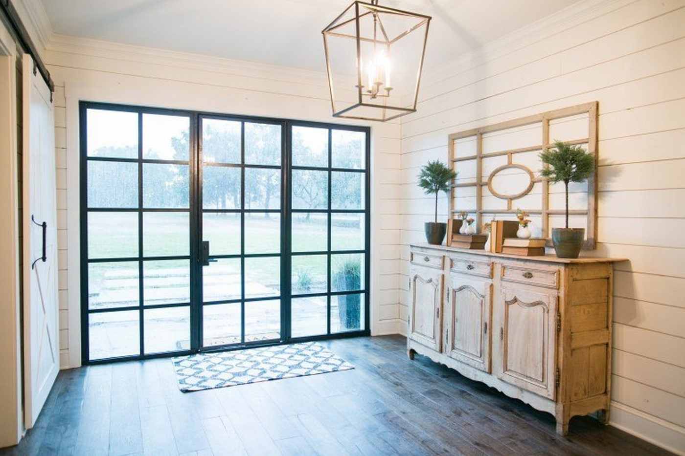 Eingangshalle im Landhausstil Kommoce aus Holz Türen aus Glas und Stahl