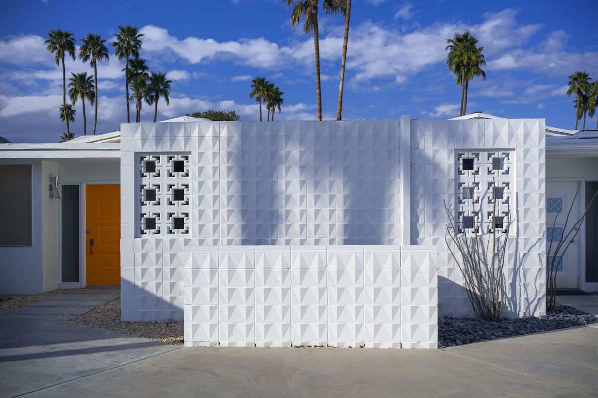 Eleganter Sichtschutz aus weißem Beton mit gemusterten Bausteinen