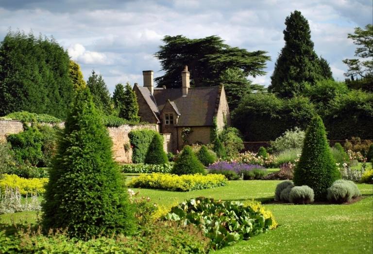 Englischer Garten mit französischen Elementen schafft eine wilde und gleichzeitig ordentliche Optik