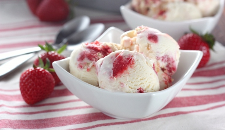 Erdbeer Brezel Dessert Erdbeereis Rezept einfach Sommer Nachtisch