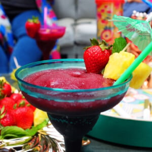 Erdbeeren Ananas Wein Slushie Rezept Sommergetränk Cocktails Gesund Obst abnehmen