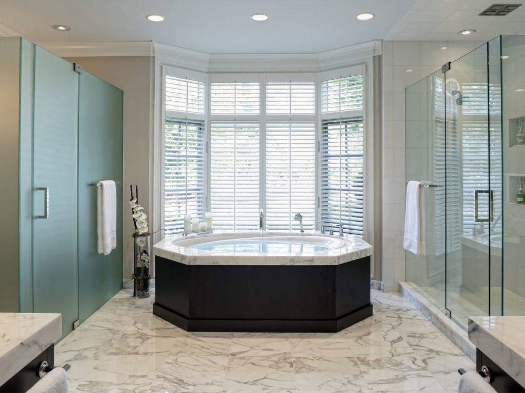 Erker gestalten Badezimmer Badewanne Marmor Look Fliesen Wohntrends