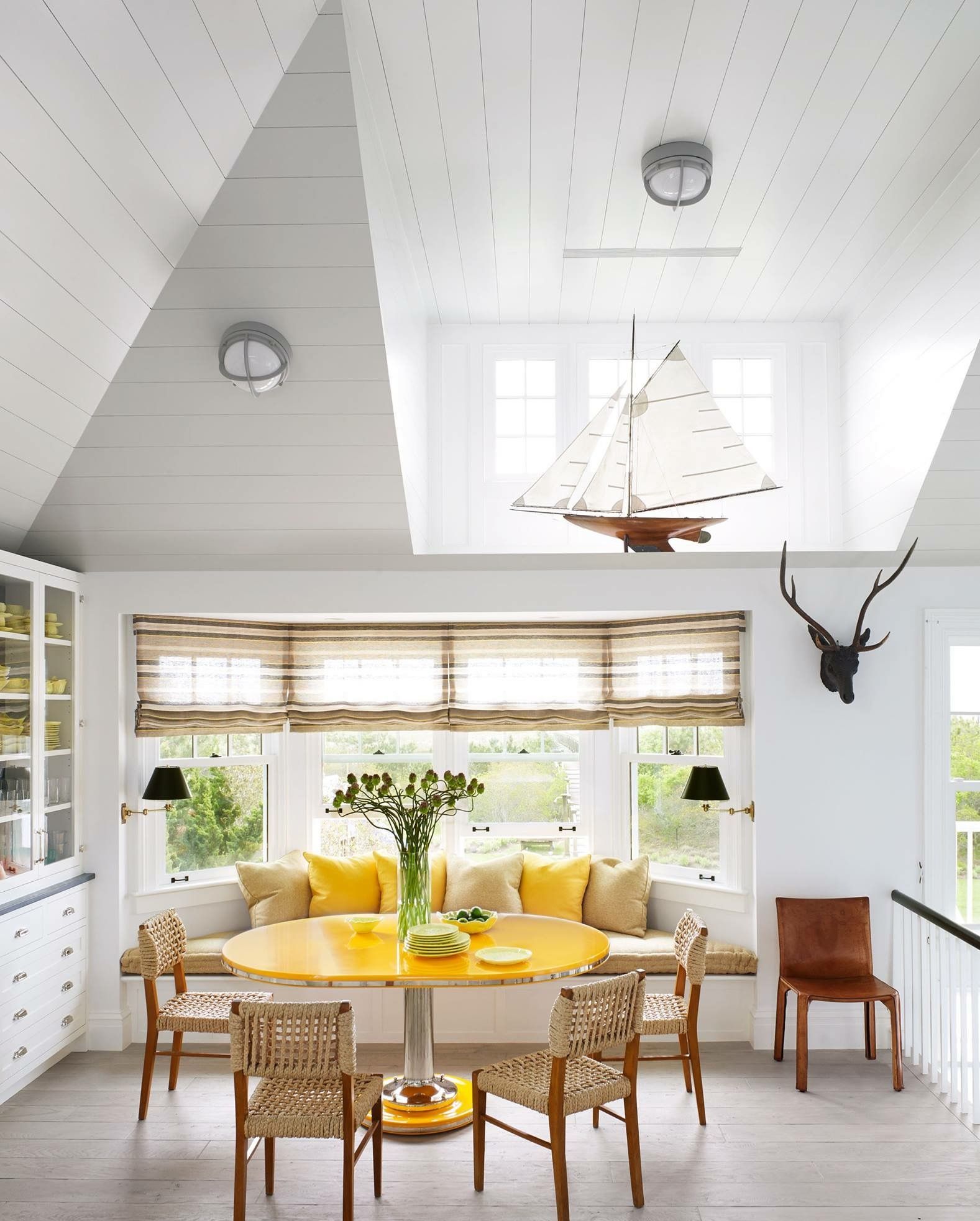 Erker gestalten Küche modern Senfgelb Farbe Wohnaccessoires Ideen