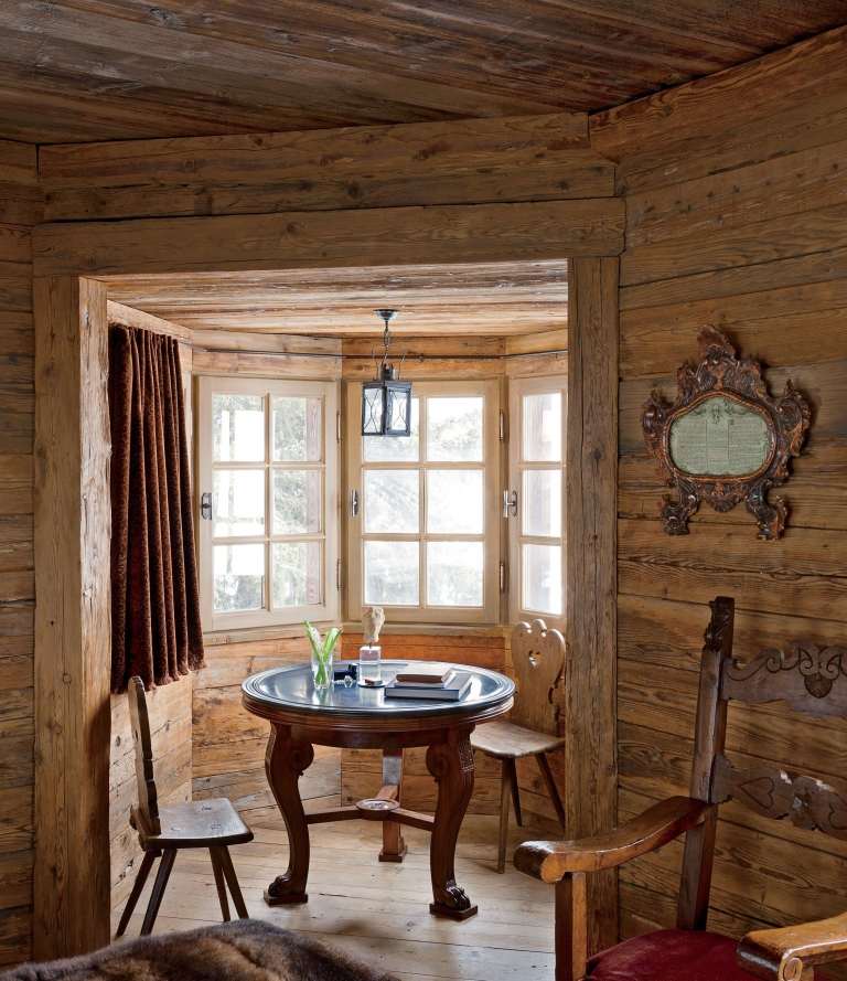 Erker gestalten Landhaus Wohnstil Holztisch Holzstuhl Wohnzimmer rustikal einrichten Wohntrends