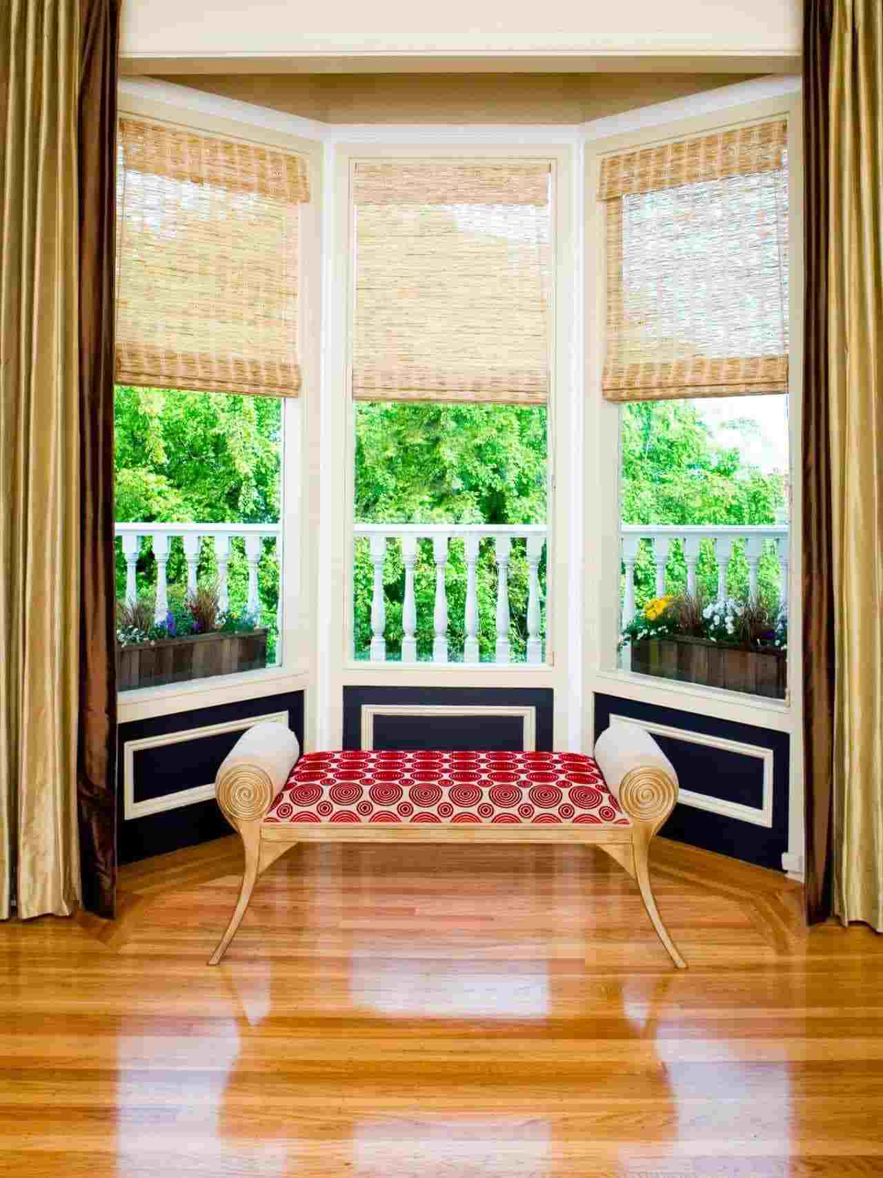 Erker gestalten Vintage Einrichtung Ideen Sitzbank Gardinen Holzboden Wohntrends