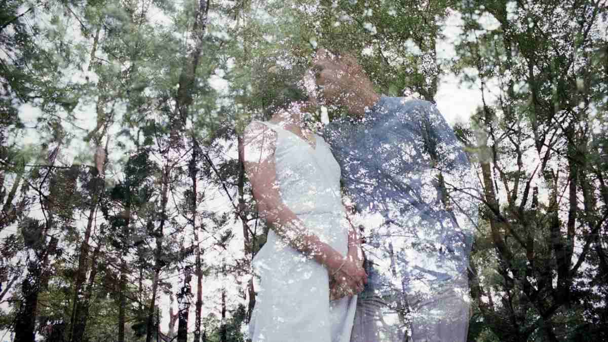 Farbiges, zeitgenössisches Foto des verliebten Paares in einem Wald