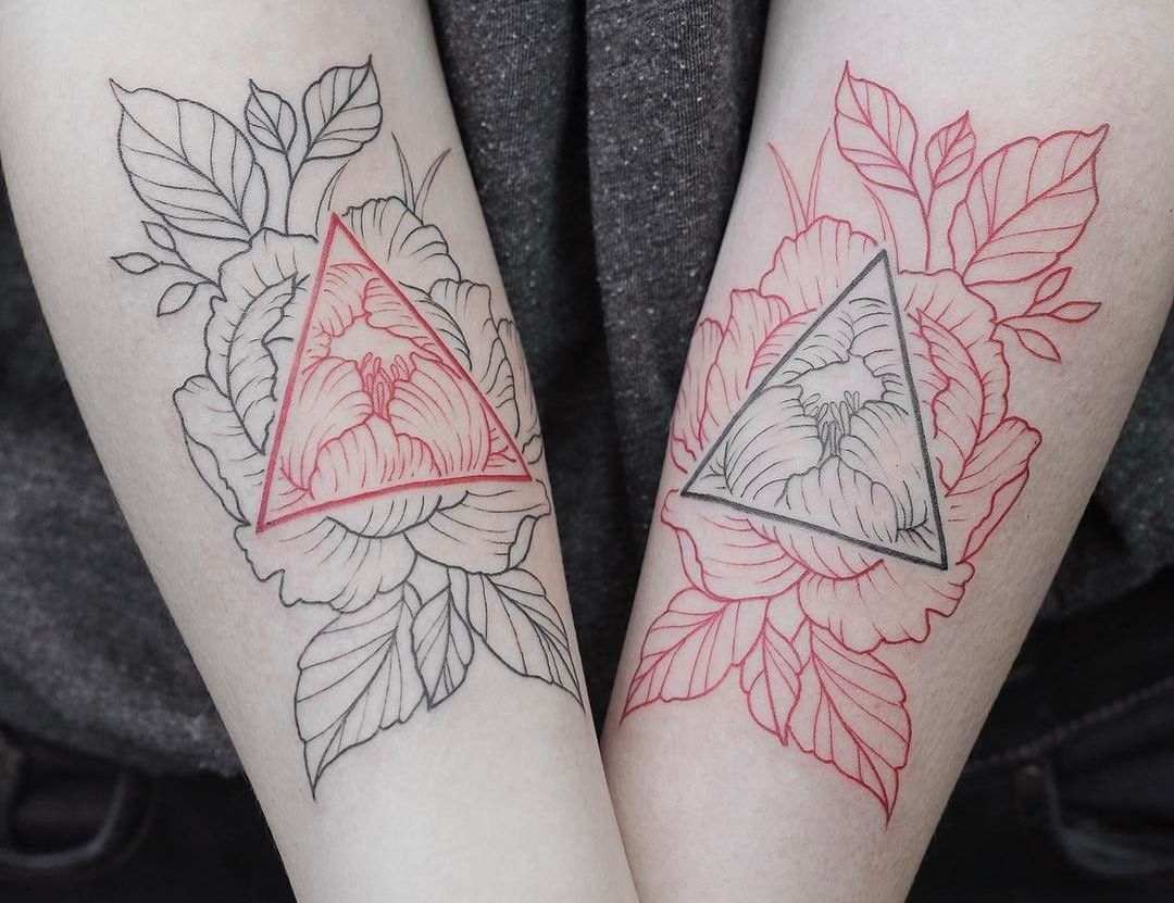 Floral und geometrisch mit Dreiecken in Schwarz und Rot