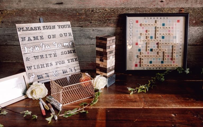 Gästebuch Hochzeit Alternative Brettspiele Scrabble Jenga spielen Holztisch rustikal