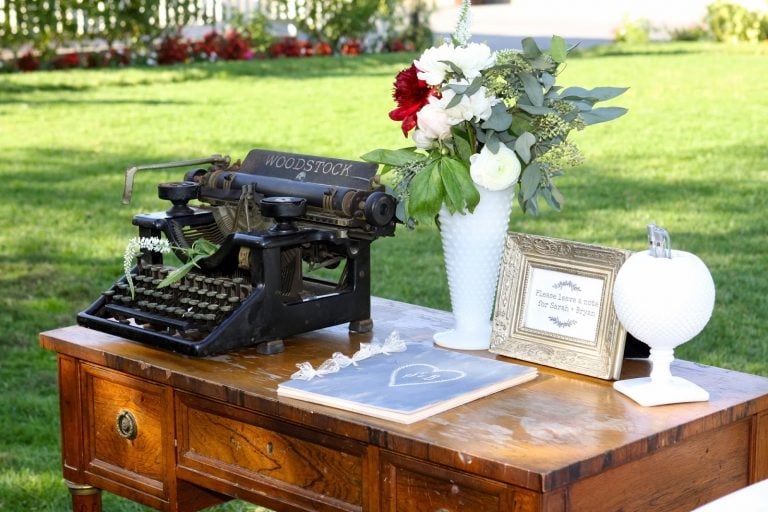 Gästebuch Hochzeit Alternative Schreibmaschine vintage Holztisch rustikal Hochzeit im Garten