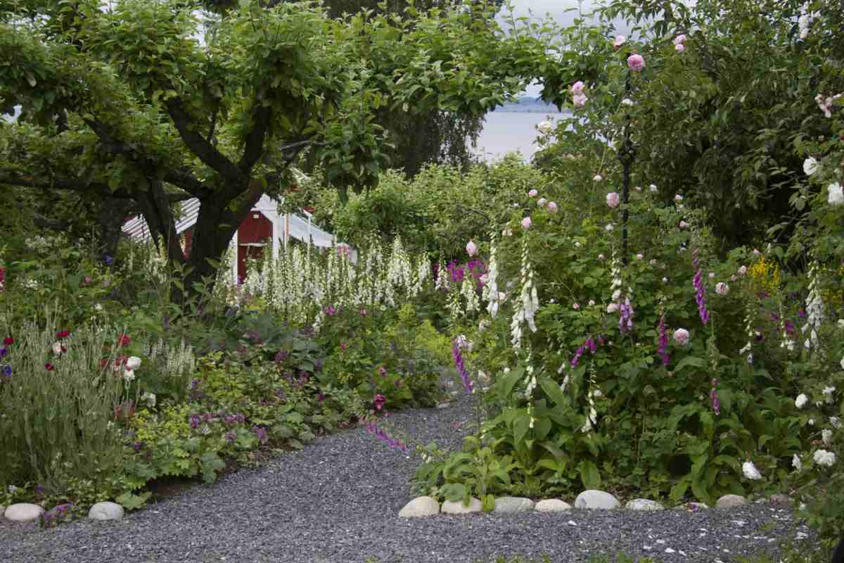 Gartenwege im Cottage Garten sollten aus Steinplatten oder Kies bestehen
