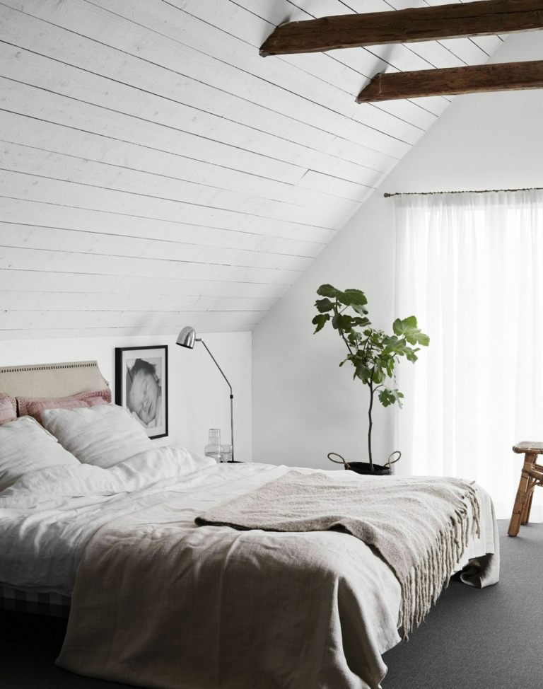 Gestaltungsideen für ein Dachzimmer mit kleiner Größe und Doppelbett