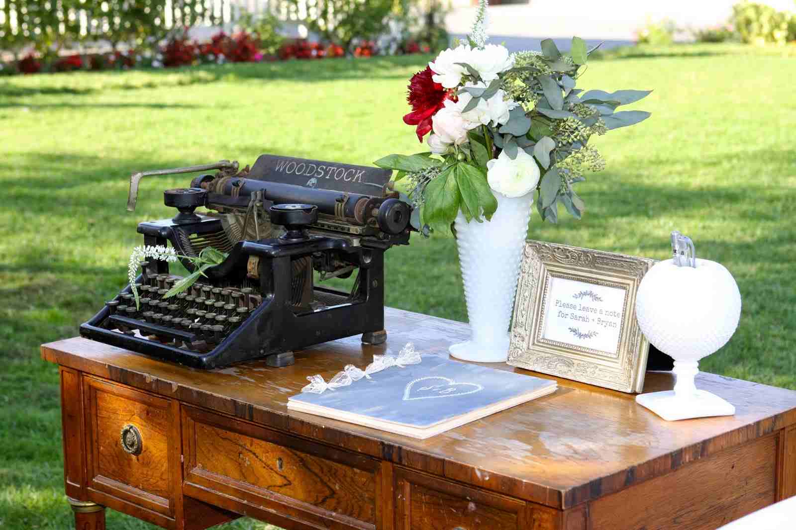 Gästebuch Hochzeit Alternative Schreibmaschine vintage Holztisch rustikal Hochzeit im Garten