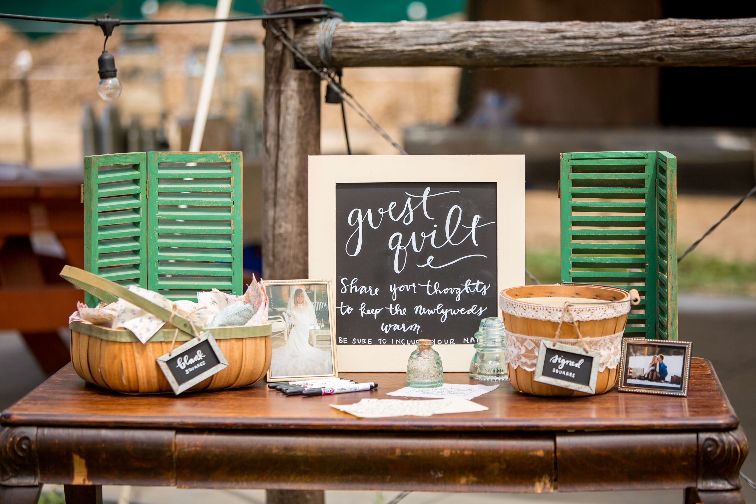 Gästebuch Hochzeit Alternative selber basteln Steppdecke Erinnerungen Holztafel Holztisch