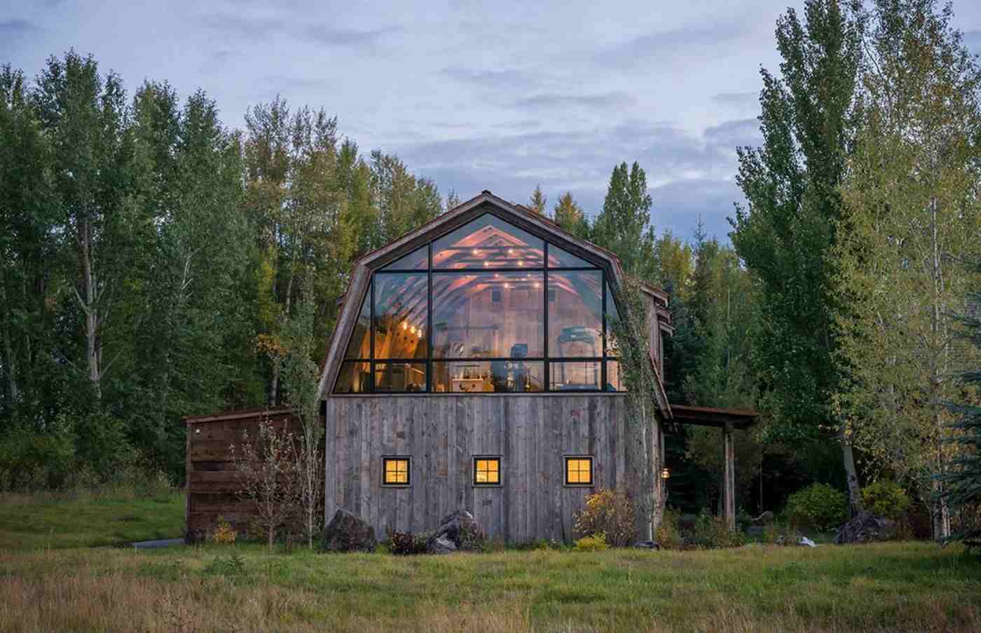 Haus im Wald im Barn-Style mit großer Glasfront modern