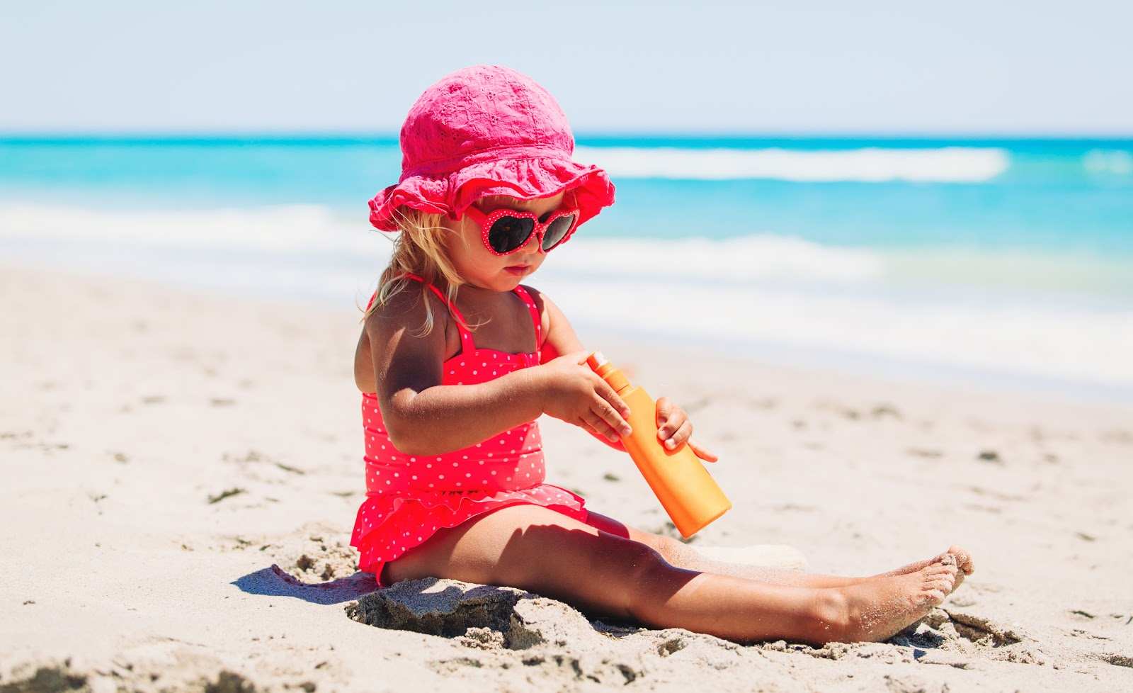 Hautpflege im Sommer Kinder Strand Sonnenschutz Sonnenbrille Sonnencreme