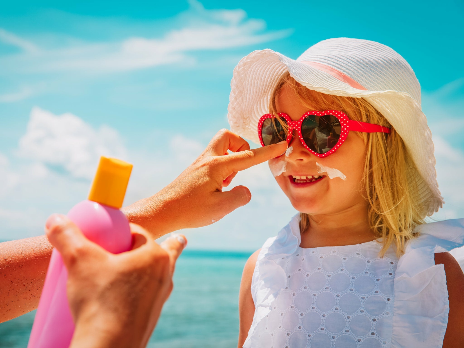 Hautpflege im Sommer Sonnenschutz Kinder Kleidung Baumwolle Sonnencreme