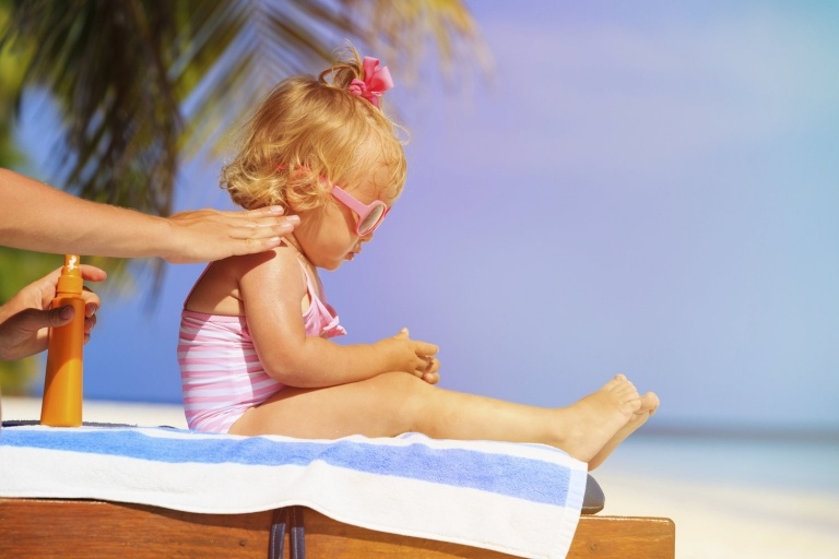 Hautpflege im Sommer Sonnenschutz Kinder Lichtschutzfaktor Sonnencreme Sonnenbrille