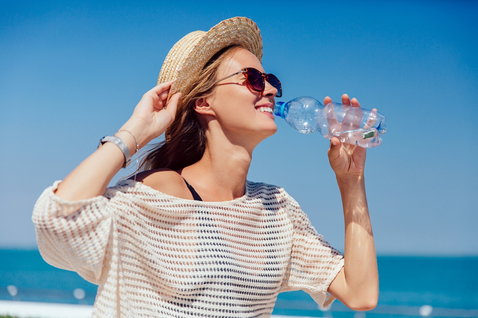 Hautpflege im Sommer Sonnenschutz Sonnenbrille Sonnencreme Strandurlaub