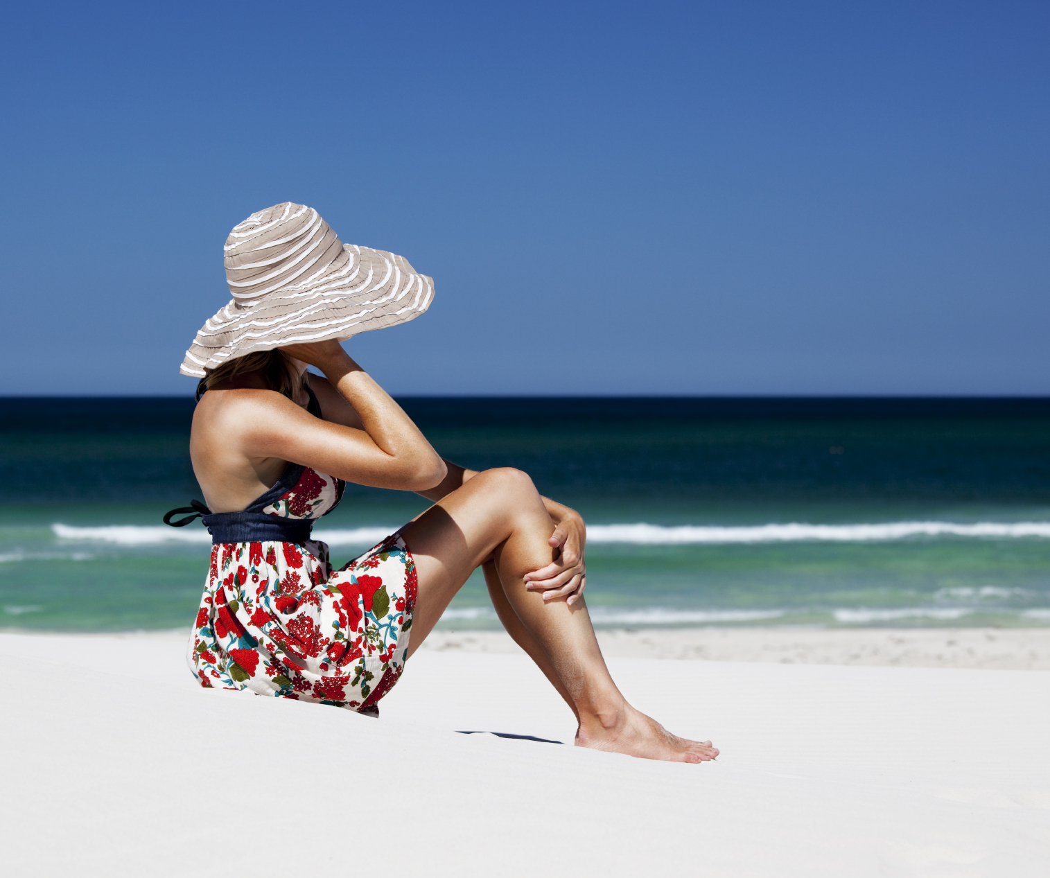 Hautpflege im Sommer Sonnenschutz Sonnenbrille Damenhut Sonnencreme Empfehlung