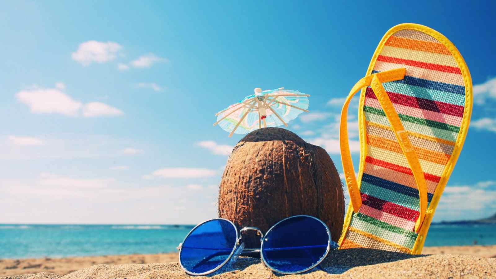 Hautpflege im Sommer Sonnenschutz Sonnenbrille Schuhe Strand Urlaub